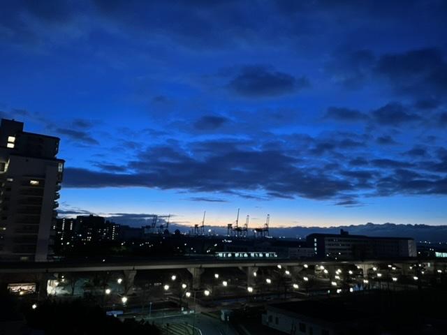 夜明け前の青空